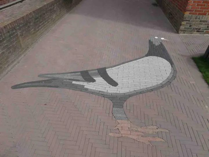 Inrit met mozaïek van een duif