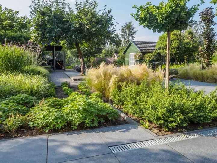 Tuin in de zomer met grote natuurtegels